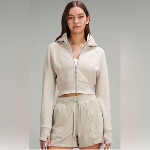 Lululemon Scuba Full-Zip Cropped Hoodie in Mojave Tan. Size 6.